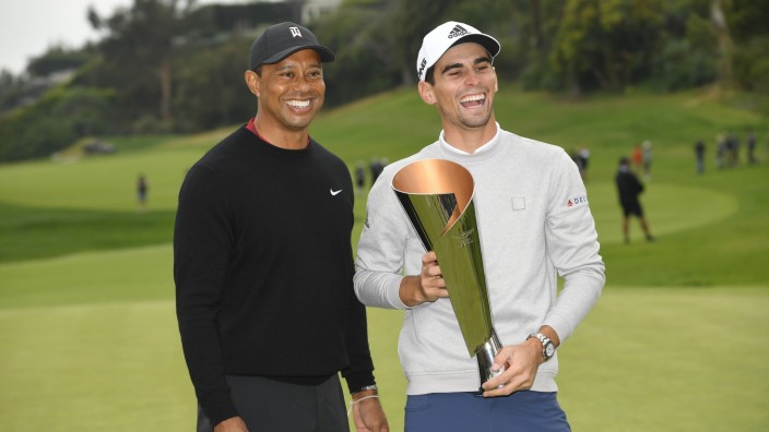 Golf: War was? Ja. Es wurde nicht nur über die Saudi Golf League debattiert. Turniergastgeber Tiger Woods (links) überreicht dem Chilenen Joaquin Niemann den Pokal für dessen Sieg in Pacific Palisades.