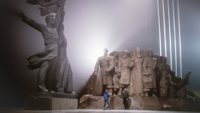 Ukraine-Konflikt: Das Denkmal der Völkerfreundschaft in Kiew soll auch die Freundschaft zwischen Russen und Ukrainer beschwören. Aufnahme von 2019.