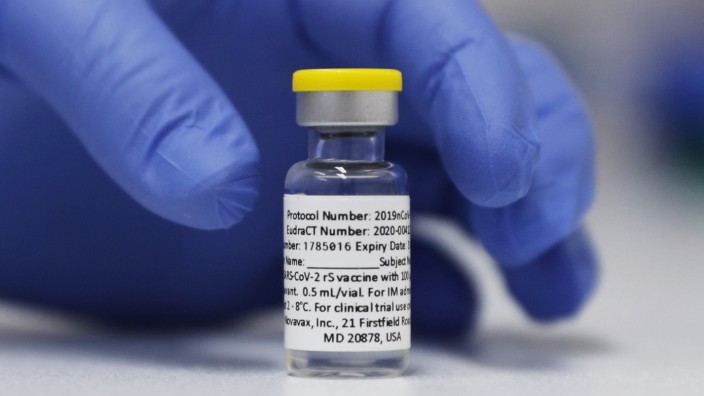 Corona-Pandemie: Auch der Corona-Impfstoff von Novavax wird per Spritze verabreicht.