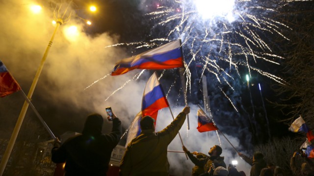 Wutrede: Mit Feuerwerk und russischen Flaggen feiern Separatisten in der Stadt Donezk, dass Wladimir Putin die ukrainische Region nun wie einen eigenen Staat behandeln will.