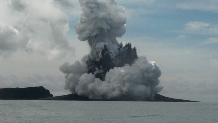 Vulkanausbruch: Eine Aschewolke und vulkanische Gase steigen nach dem Ausbruch eines unterseeischen Vulkans im Inselreich Tonga auf.