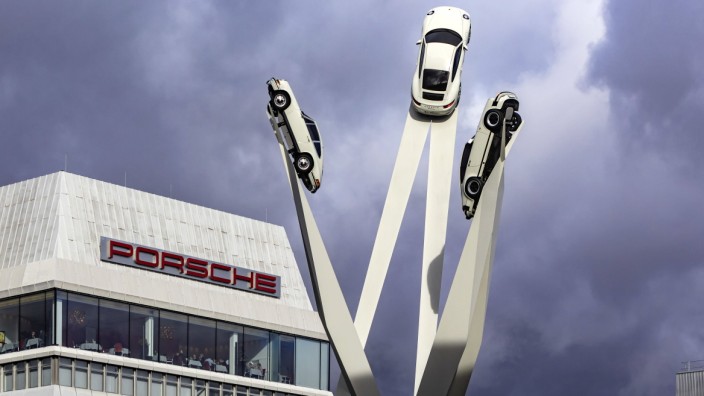 Volkswagen: Selbstbewusst und womöglich auch bald recht selbstständig: Eine ziemlich eigenwillige Skulptur vor den Werkstoren könnte den Weg für Porsche weisen.