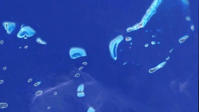 Klimawandel: Die Malediven aus dem All betrachtet. Korallenriffe könnten die Inseln retten.
