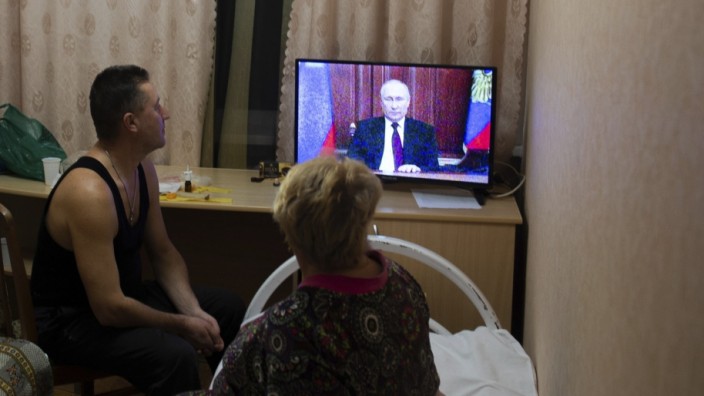 Presseschau zur Ukraine-Krise: Menschen in den Separatistengebieten im Osten der Ukraine verfolgen am Montagabend Putins Fernsehansprache.