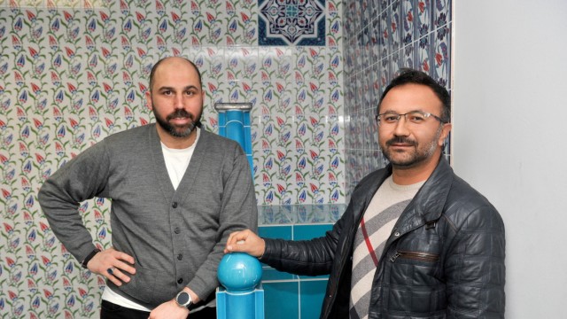 Religion: Abdülhamit Bal (links) und Mesut Coskuner wünschen sich eine islamische Bestattung in Starnberg.