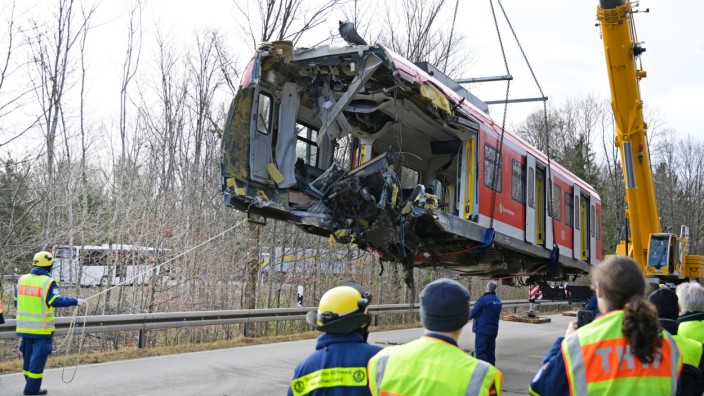 Nach dem S-Bahn-Unfall bei Schäftlarn: Einer der beiden jeweils rund 21 Tonnen schweren Triebwagen der verunglückten S-Bahn-Züge wird auf einen Tiefbettaufleger gehoben.