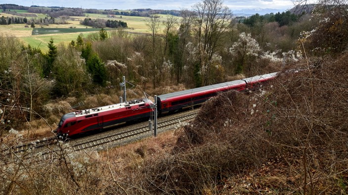 Brenner-Nordzulauf: Die zweigleisige Bestandsstrecke im Bereich Atteltal zwischen Grafing-Bahnhof und Aßling.