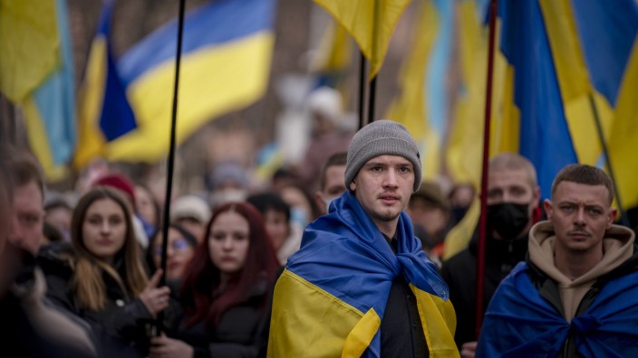 Ukraine-Krise: Tausende Menschen gingen am Sonntag in Odessa auf die Straße, um der Toten der Maidan-Revolution zu gedenken und gegen die drohende Invasion Russlands zu demonstrieren.
