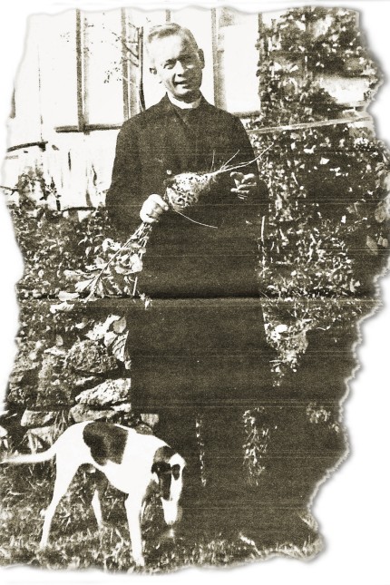 Priester in der Zeit des Nationalsozialismus: Ludwig Mitterer in seinem geliebten Garten in Otterskirchen. Das Foto zeigt ihn mit einem großen Radi (Rettich).