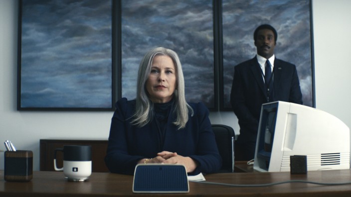 "Severance" auf Apple+: Eisiger Blick: Patricia Arquette in der Rolle der bösen silberhaarigen Lumon-Chefin (im Hintergrund Tramell Tillman).