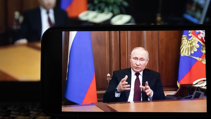 Krieg und Historie: Russlands Präsident Wladimir Putin in einer Fernsehansprache am Montag.