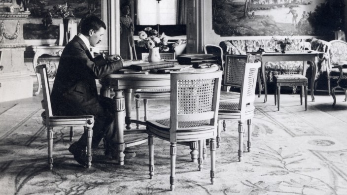 Hugo von Hofmannsthals sämtliche Werke: "Mein Innres aber muß ich Ihnen darlegen": Hugo von Hofmannsthal in seinem Salon in Rodaun, um 1905.