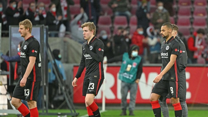 Frankfurt in der Bundesliga: Ernüchterter Abgang: Martin Hinteregger, Jens Petter Hauge und Djibril Sow nach der jüngsten Niederlage in Köln.