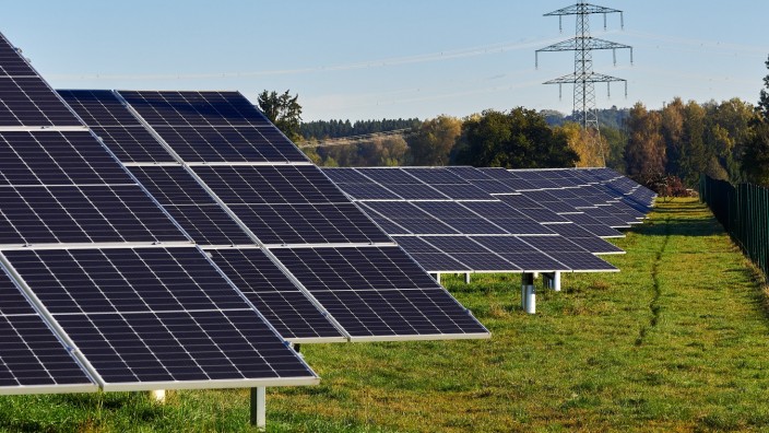 Energiewende: Größere Freiflächen-Photovoltaikanlagen wie hier in der Nähe von Markt Schwaben könnten auch in Kirchseeon zur Energiewende beitragen.