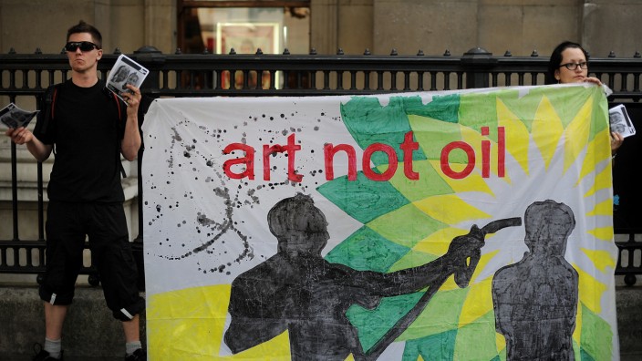 Klima-Aktivismus und Kunst: Aktivisten protestieren während einer Preisverleihung vor der National Portrait Gallery in London gegen die Sponsoren von BP.