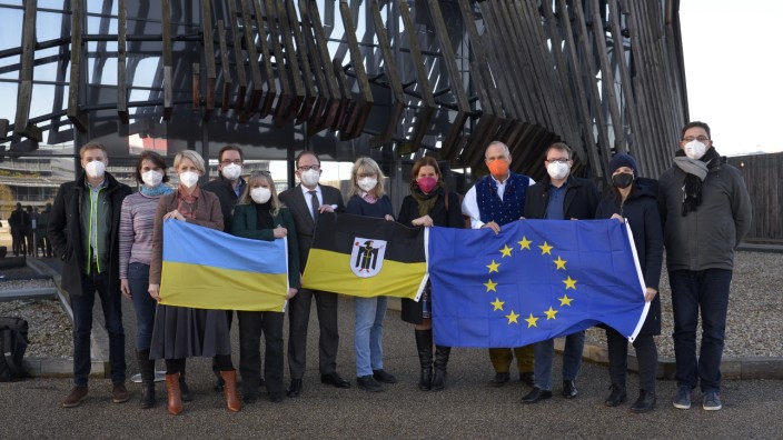Kritische Lage in der Ukraine: Flagge für die Ukraine wurde vor der Sitzung des Münchner Stadtrates gezeigt.