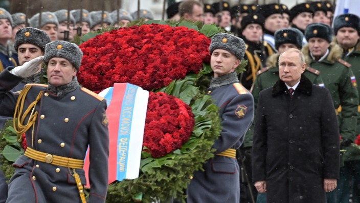 Russland: "Von ganzem Herzen - frohes Fest!": Wladimir Putin besucht das Grab des unbekannten Soldaten am "Tag des Verteidigers des Vaterlandes".