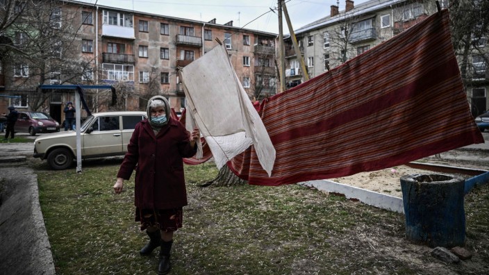 Ostukraine: Den Krieg im Nacken: Das Leben ist zu beiden Seiten der Demarkationslinie in der Ostukraine schlecht - hier im Städtchen Schastia.