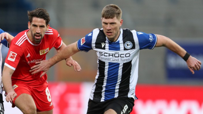 Fabian Klos in Bielefeld: So sieht man ihn nicht mehr ganz so oft: Fabian Klos (rechts) ist in dieser Saison meist Ersatzspieler.