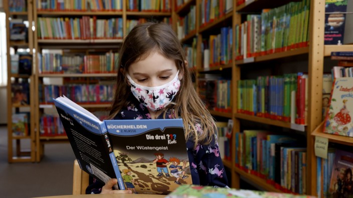 Gemeindebüchereien im Landkreis Freising: Auch die sechsjährige Julia schätzt das Medienangebot in der Zollinger Gemeindebücherei.