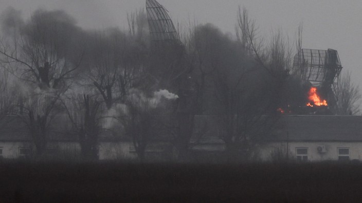 Krieg in Osteuropa: Nahe dem Flughafen von Mariupol in der Ostukraine stehen Militäranlagen in Flammen.
