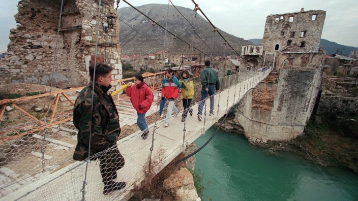 Ukraine: Symbol eines anderen Krieges mitten in Europa: Die alte Brücke von Mostar, 1993 von kroatischen Truppen zerbombt, im selben Jahr durch ein Provisorium ersetzt. Später wurde sie wiederaufgebaut mit internationaler Hilfe.