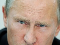 Wladimir Putin und seine Auftritte: Ein Mann hebt ab