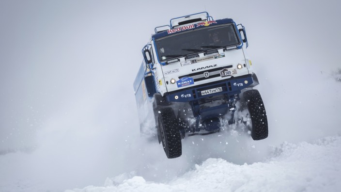 Fahrzeugzulieferer: Kamaz-Truck bei einem "Monstersprung" des Rallye-Fahrers Eduard Nikolaev im Tiefschnee von Murmansk. Knorr-Bremse kooperiert mit Kamaz.