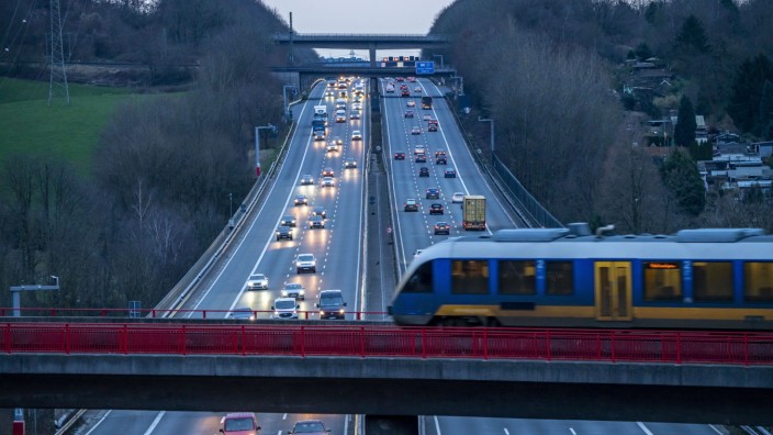 Energiepolitik: Die Pendlerpauschale wird erhöht: Feierabendverkehr auf der Autobahn zwischen Kaarst und Wuppertal.