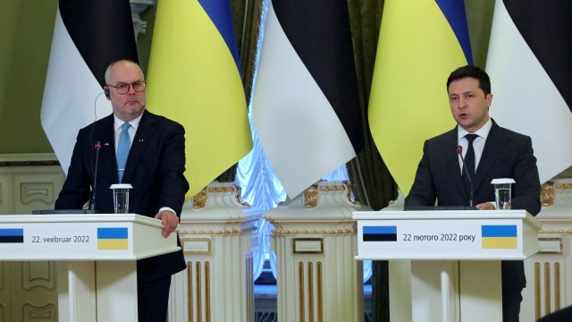 Chronik: Der ukrainische Präsident Wolodimir Selenskij bei der Pressekonferenz mit dem estnischen Präsidenten Alar Karis.