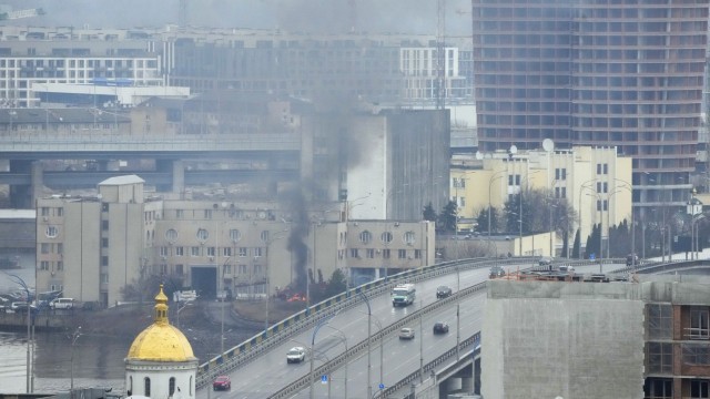 Chronik: Rauch und Flammen steigen in Kiew in der Nähe eines Militärgebäudes auf.