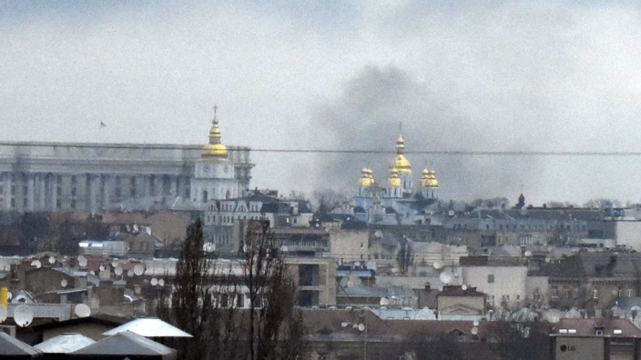 Ukraine und Russland: Die Rückkehr des Krieges nach Europa: Rauch über der ukrainischen Hauptstadt Kiew.