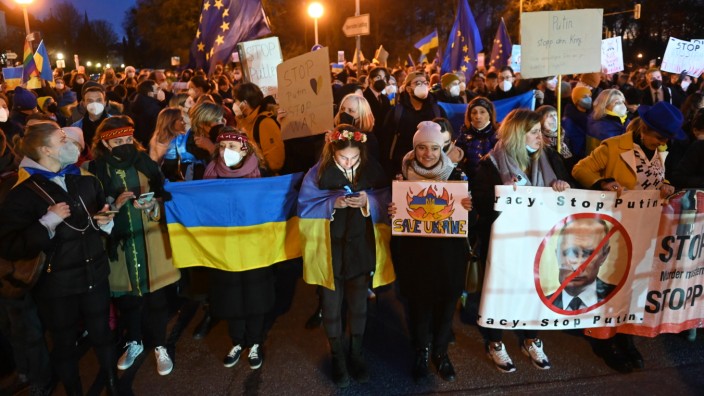 Überblick: Am Donnerstagabend demonstrierten rund 1000 Menschen vor dem russischen Konsulat.