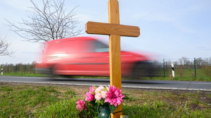 Statistisches Bundesamt: Ein Kreuz zum Gedenken an ein Opfer eines Verkehrsunfalls steht an einer Landstraße im Landkreis Hildesheim. 2021 starben 2569 Menschen im Straßenverkehr.