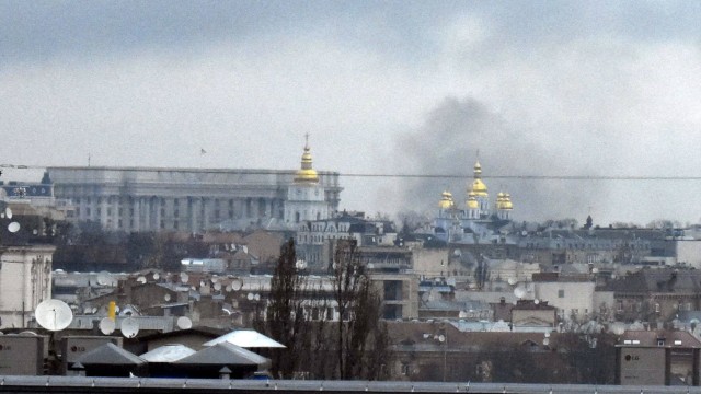 Ukrainische Medien: Schwarzer Rauch über Kiew: Auch in der Redaktion von Suspilne ist Angelina Kariakina zufolge immer wieder Alarm zu hören, der vor einem Luftangriff auf Kiew warnt.