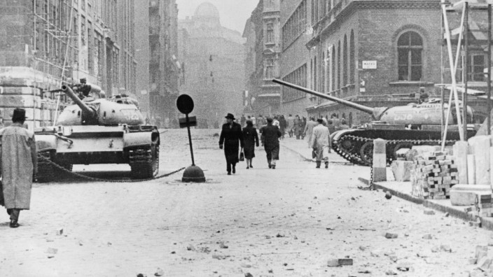 Ukraine: Als man dachte, noch ernster gehe es nicht: Sowjetische Panzer 1956 im Parlamentsviertel von Budapest.