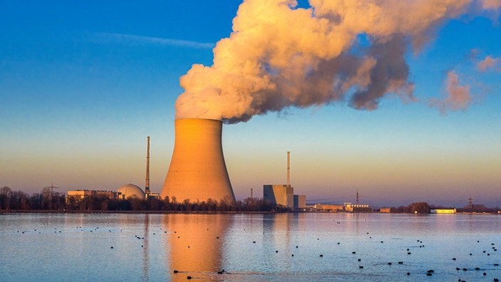 Energie: Das Kernkraftwerk Isar 2 bei Landshut in Bayern. Es ist eines von noch drei laufenden AKWs in Deutschland.