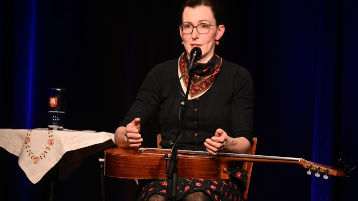 Kritik: Die Gitarre und Geschichten vom Landleben, mehr braucht die Kabarettistin Martina Schwarzmann nicht, um im Lustspielhaus den Saal zu rocken.