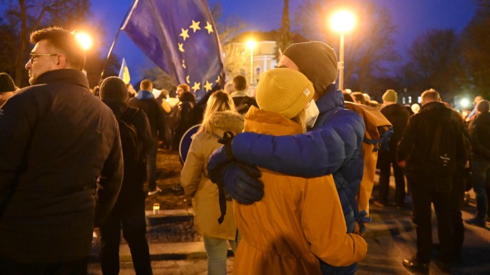 Reaktionen auf Ukraine-Krieg: Fassungslosigkeit, Trauer und Wut herrscht unter den 1000 Demonstranten, die am Abend vor dem russischen Generalkonsulat zusammenkamen.