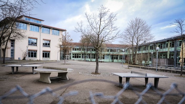 Bildung und Schule: Das Gröbenzeller Gymnasium wurde in den Achtzigerjahren errichtet.