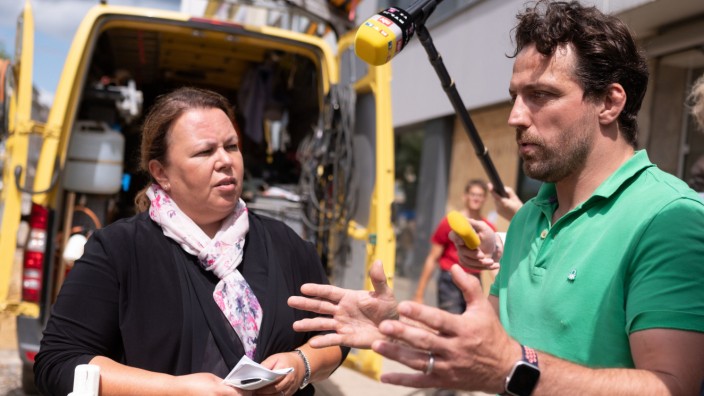 Flut in Nordrhein-Westfalen: Zwei Wochen nach der Flutkatastrophe besuchte Umweltministerin Ursula Heinen-Esser (CDU) die Stadt Stolberg und ließ sich von Bürgermeister Patrick Haas (SPD) über die Schäden informieren.