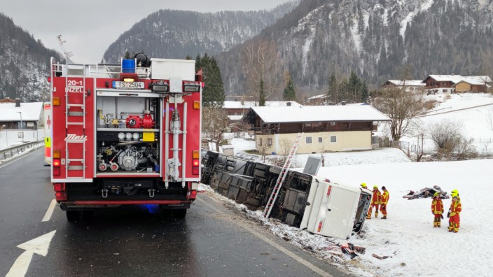 Busunfall bei Inzell: Hunderte Einsatzkräfte waren bei dem Busunglück am Samstag vor Ort.