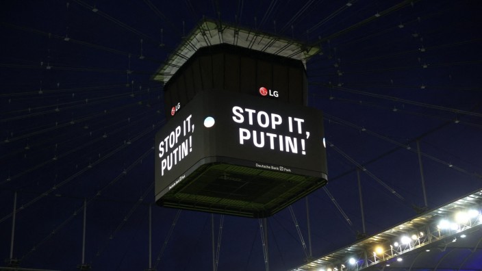 Krieg gegen die Ukraine: "Stop it, Putin!" - eine klare Botschaft auf dem Videowürfel im Frankfurter Stadion.