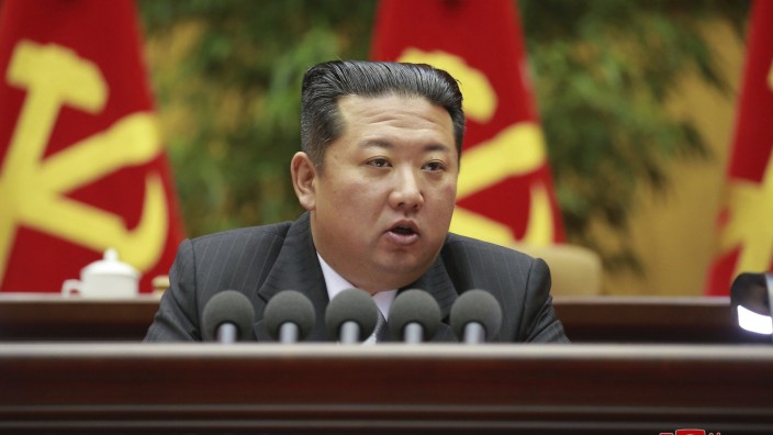 Nordkorea: Der nordkoreanische Führer Kim Jong-un. Trotz des Krieges in der Ukraine lässt er weiter Raketen testen.