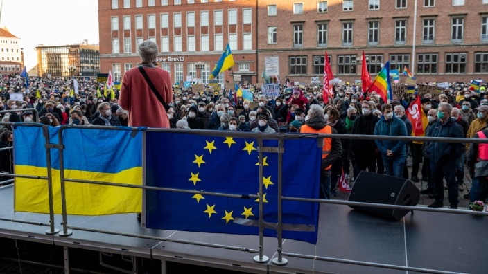Prantls Blick: Putins Krieg, ein Antrieb für Europa? Eine Kundgebung der Solidarität mit der Ukraine in Kiel am 26. Februar 2022.