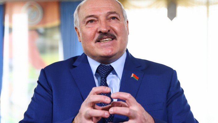 Krieg in der Ukraine: Er wird von Wladimir Putin offenbar nur noch informiert über Militärbewegungen in seinem Land, aber nicht gefragt: Alexander Lukaschenko am Sonntag bei der Stimmabgabe zu einem Referendum, das seine Macht erweitern soll.