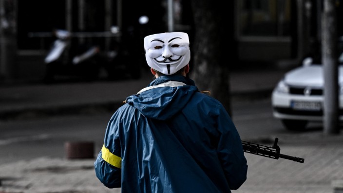 Ukraine-Krieg: Eine Guy-Fawkes-Maske, die eine Zugehörigkeit zu Anonymous ausdrücken soll, kann jeder tragen. Das gilt im echten Leben, aber auch digital.