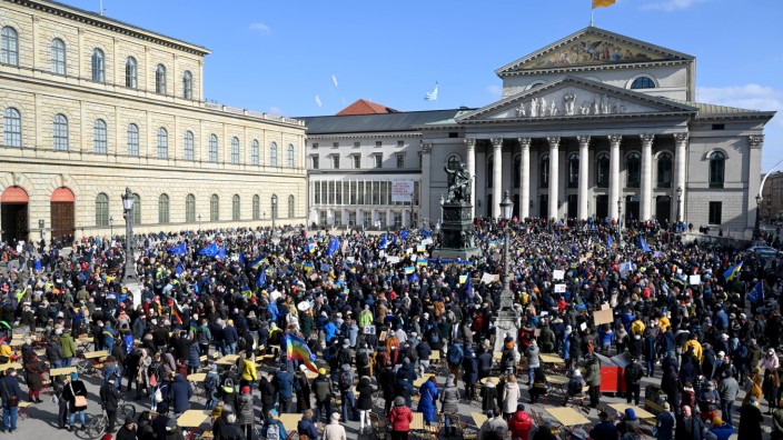 Ukraine-Demos in München: Am Max-Joseph-Platz trafen sich am Sonntagnachmittag rund 2000 Menschen zum Protest.