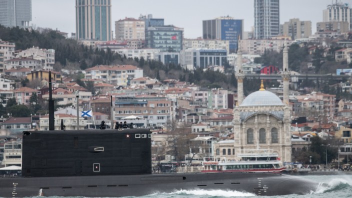 Türkei: Nadelöhr Bosporus: ein russisches U-Boot der "B-37-Rostov-na-Donu"-Klasse vor Istanbul Mitte Februar auf der Fahrt ins Schwarze Meer.
