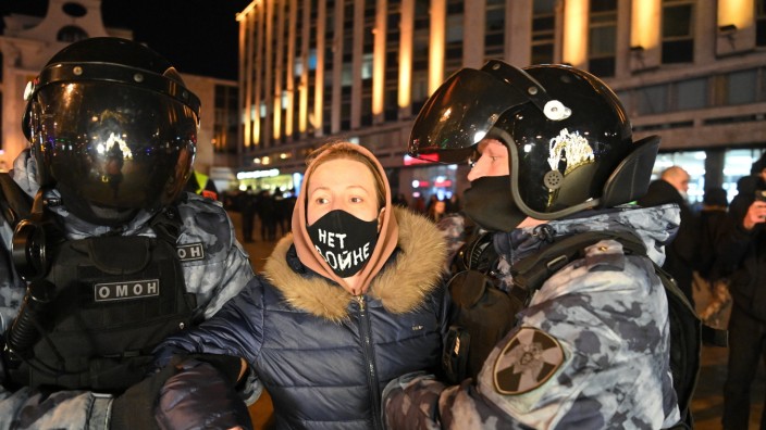 Kulturschaffende gegen den Krieg: Wer sich in Moskau gegen den Krieg stellt, den es offiziell gar nicht gibt, wird zum Ziel einer Polizei, die nicht die Opfer, sondern die Täter schützt.